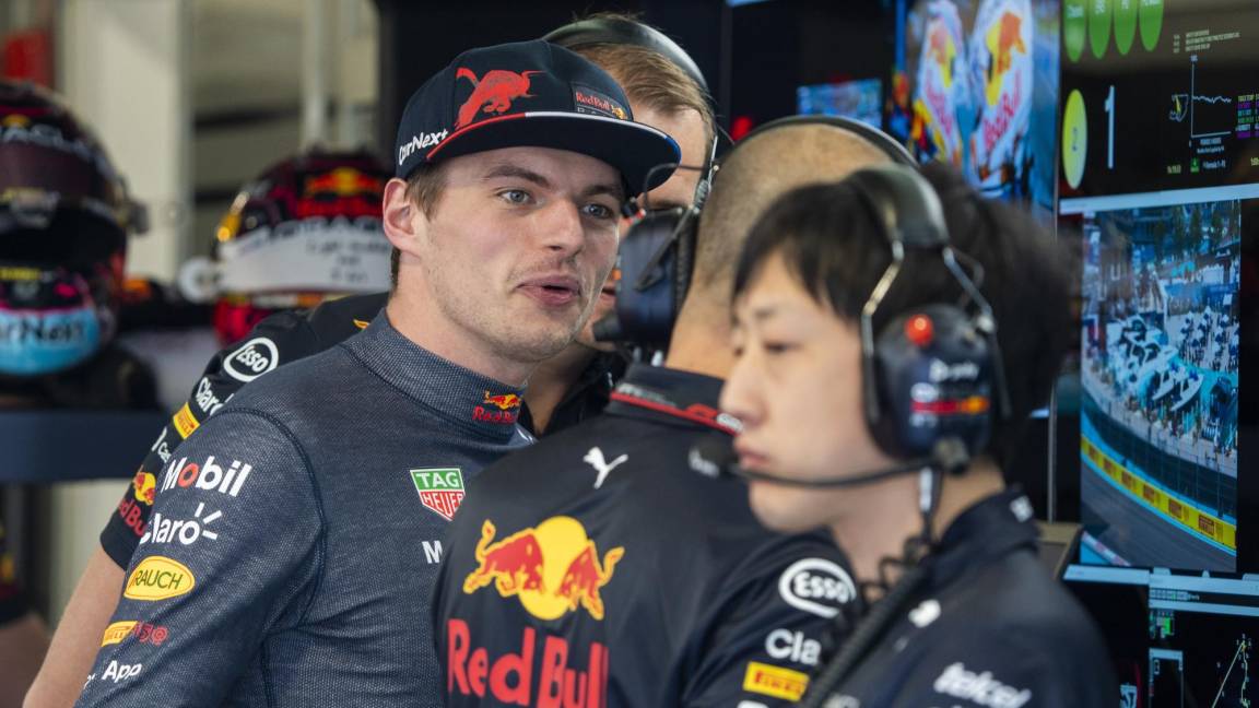 $!El piloto holandés Max Verstappen de Oracle Red Bull Racing reacciona en el garaje antes de los entrenamientos libres 1 durante el Gran Premio de F1 de Miami.