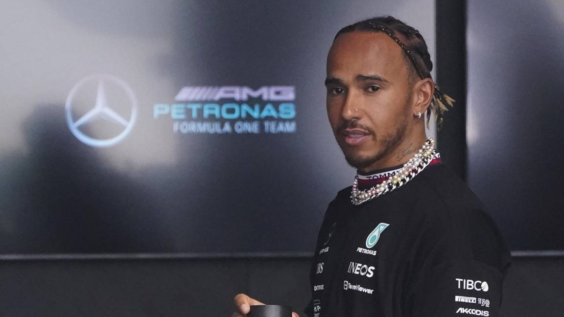 $!El piloto de Mercedes Lewis Hamilton de Gran Bretaña llega a la primera sesión de práctica para la carrera de autos del Gran Premio de Fórmula Uno de Miami.