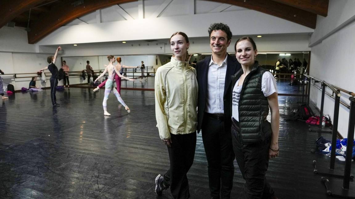 $!De izquierda a derecha, la bailarina rusa Olga Smirnova, el director artístico del Teatro San Carlo, Alessio Carbone, y la bailarina ucraniana Anastasia Gurskaya.