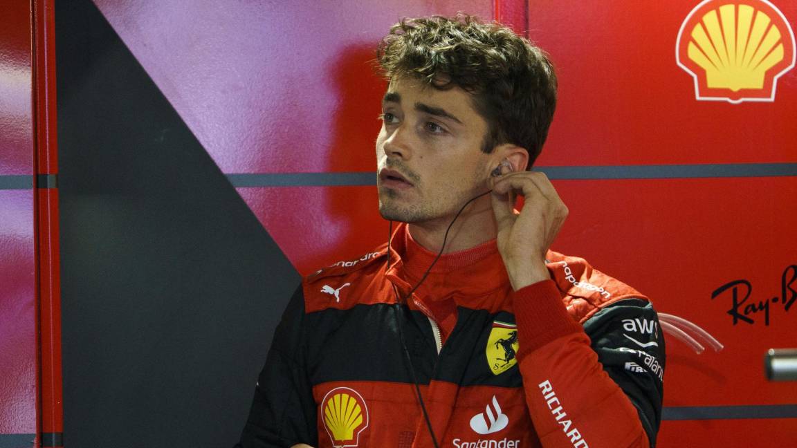 $!El piloto de Mónaco, Charles Leclerc, de la Scuderia Ferrari, se ve en el garaje durante la segunda sesión de práctica para el Gran Premio de F1 de Miami.