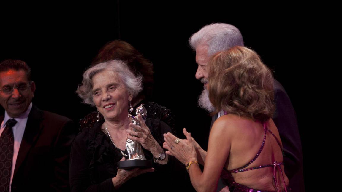 $!30MAYO2012.- La crotalista, Sonia Amelio el premio Sonia Amelio a los más destacado de la vida cultural en el país a Elena Poniatowska.