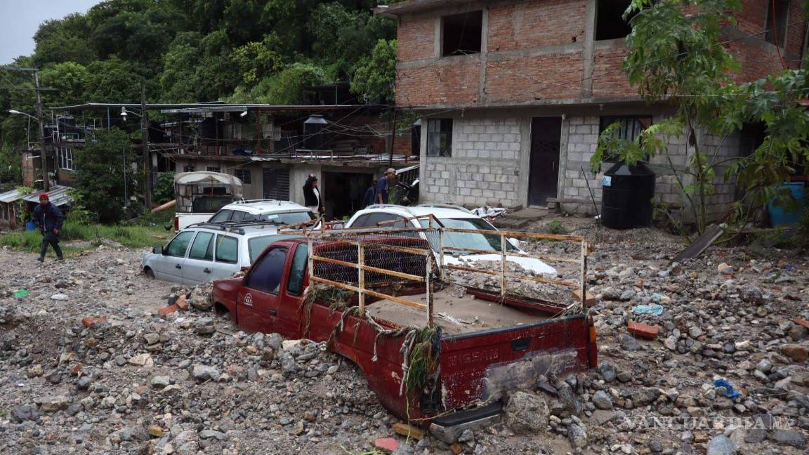$!Durante un recorrido por las zonas más afectadas de Chilpancingo, se pudo observar el incremento del caudal de la Barranca Alpoyeca, que afecta principalmente a las colonias El Palmar y Renacimiento, justo frente a la 35 zona militar, afectando principalmente a varias familias que viven en zonas de alto riesgo, con viviendas prácticamente a la orilla del cauce.