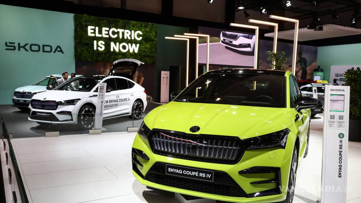 $!Un ENYAQ COUPE RS iV del fabricante de automóviles checo Skoda durante la inauguración del Salón del Automóvil de Bruselas 2023, en Bruselas, Bélgica.
