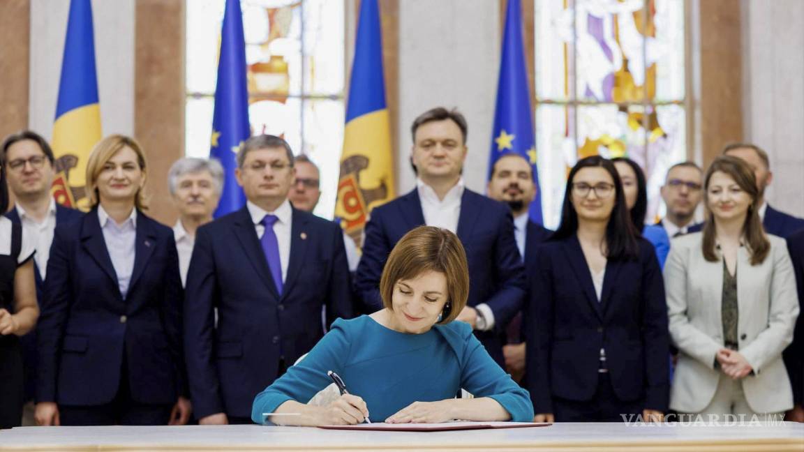 $!La presidenta de Moldavia, Maia Sandu, firma el decreto sobre el inicio de las negociaciones de adhesión de Moldavia a la UE en Chisinau.