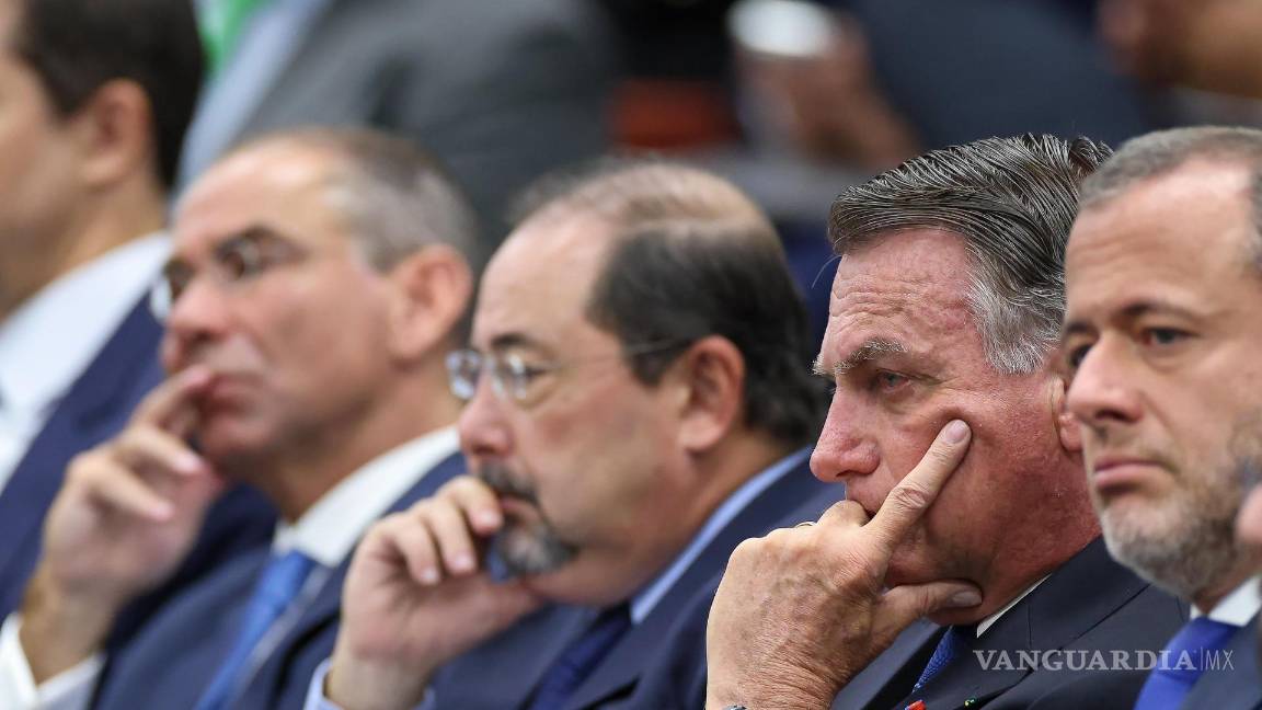 $!Jair Bolsonaro (2 d) durante la primera audiencia en Brasilia, Brasil.