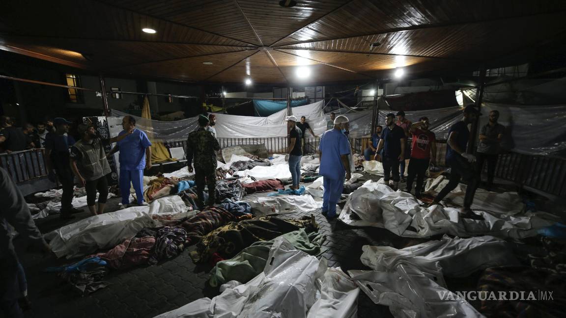 $!Cuerpos de palestinos muertos por una explosión en el hospital árabe Ahli están reunidos en el patio delantero del hospital al-Shifa, en la ciudad de Gaza.