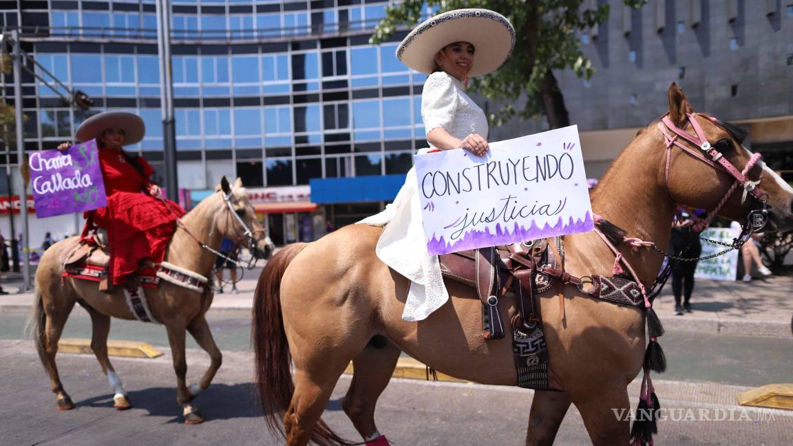$!CIUDAD DE MÉXICO, 08 MARZO 2026.- En el marco del Día Internacional del Día de la Mujer, mujeres charras protestaron durante la marcha del 8M sobre Avenida Reforma