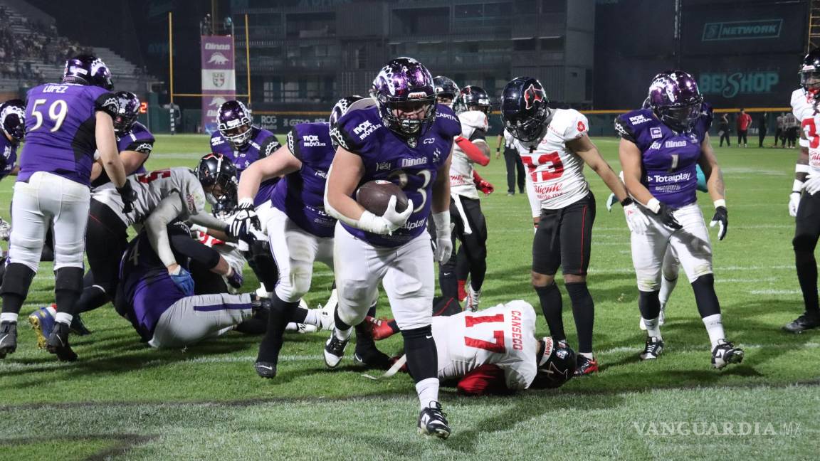 $!Con todo el poder Emilio Fernández Chávez (#23) condujo el ovoide 10 yardas sobre los defensivos Galgos para sumar al marcador 26-10 en el tercer cuarto.