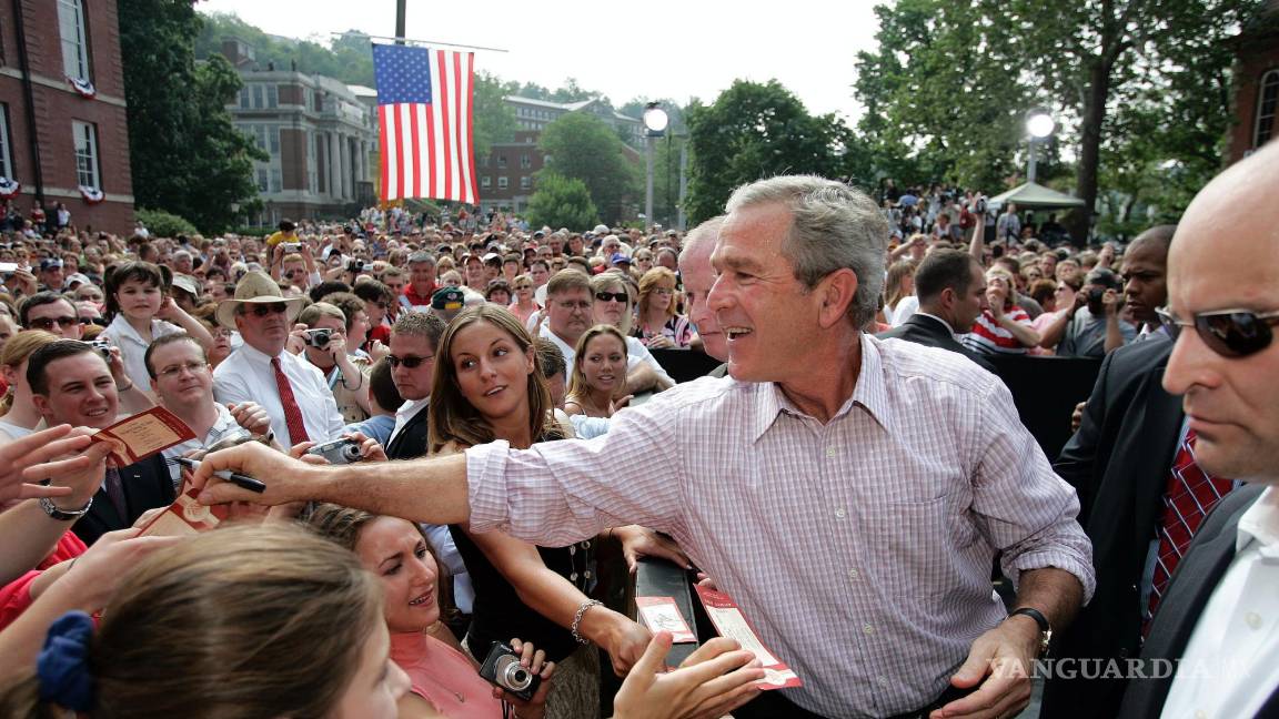 $!El presidente George W. Bush saluda a las personas en el Día de la Independencia en la Universidad de West Virginia en Morgantown el 4 de julio de 2005.