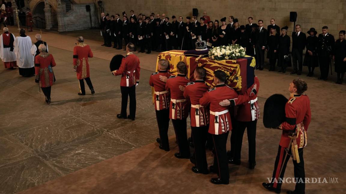 $!El ataúd de la reina Isabel II se lleva dentro de Westminster Hall en Londres.