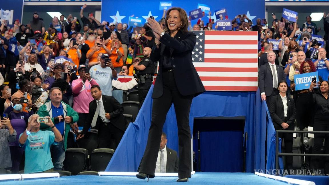 $!La candidata presidencial demócrata a la vicepresidenta Kamala Harris llega para hablar durante un mitin en el Dort Financial Center en Flint, Michigan-