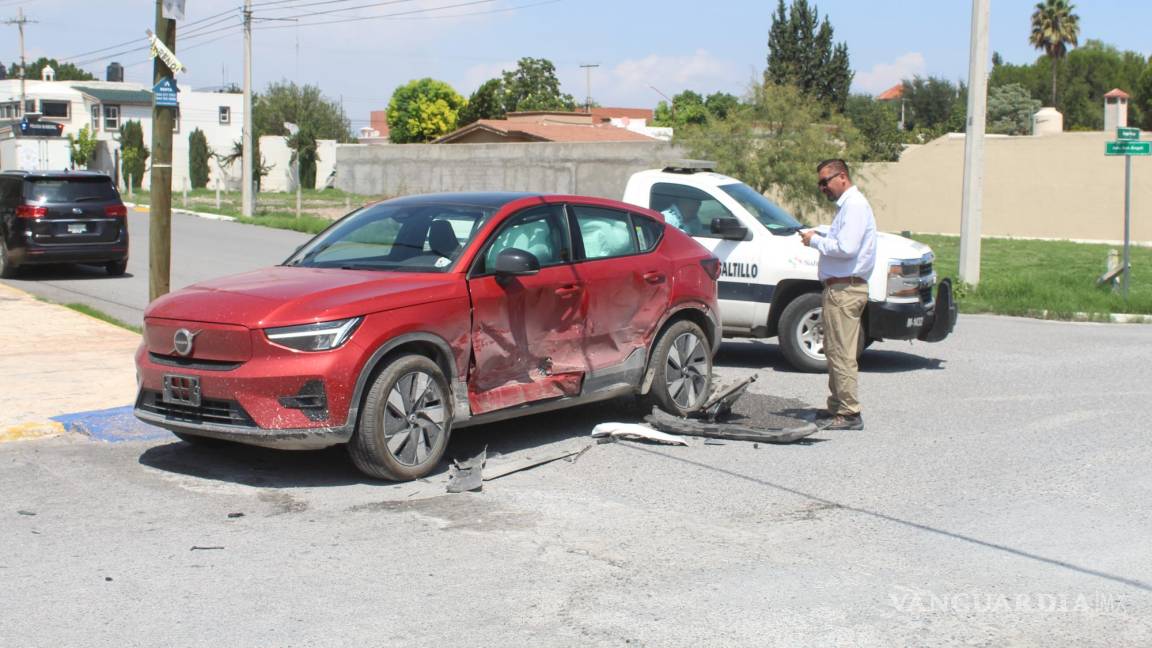 Lujosa camioneta Volvo se pasa alto y es impactada por un KIA, al norte de Saltillo