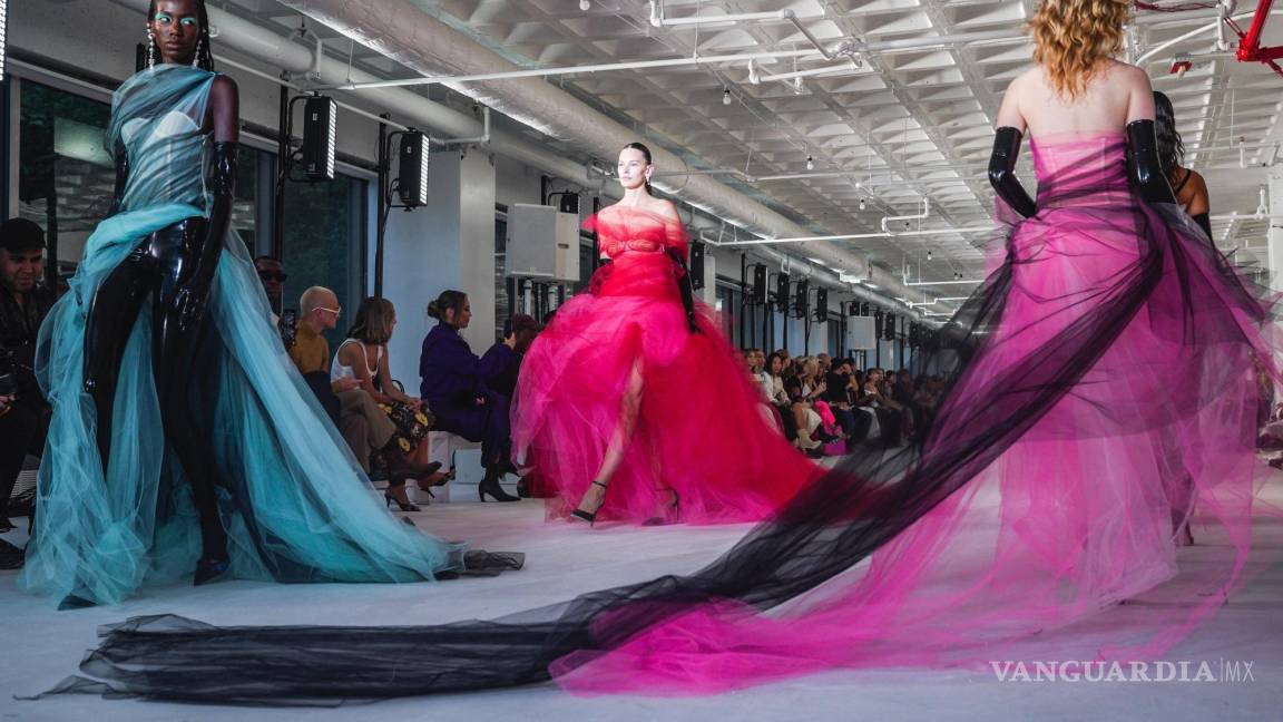 $!La moda de la colección Primavera Verano 2023 de Prabal Gurung se modela durante la Semana de la Moda de Nueva York.