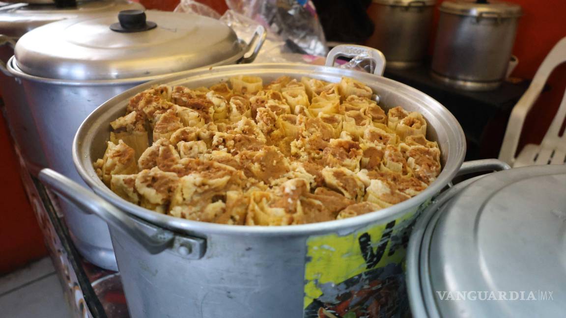 $!Lili, hija de Doña Mary, asegura que mantener la receta original es lo que distingue al negocio de otros.