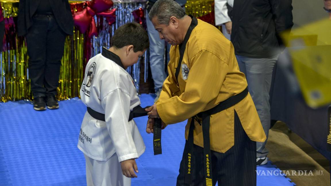 $!Uno a uno, cada uno de los niños recibió su promoción.