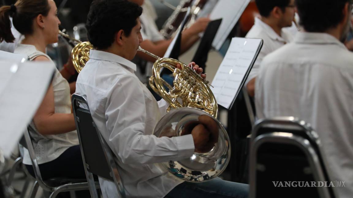 $!Bajo la dirección de Natanael Espinoza, la Filarmónica ofreció un programa emotivo y festivo para todas las edades.