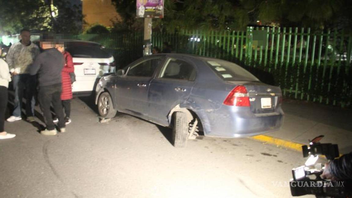 $!El impacto del vehículo lanzó al Chevrolet Aveo contra una camioneta estacionada.