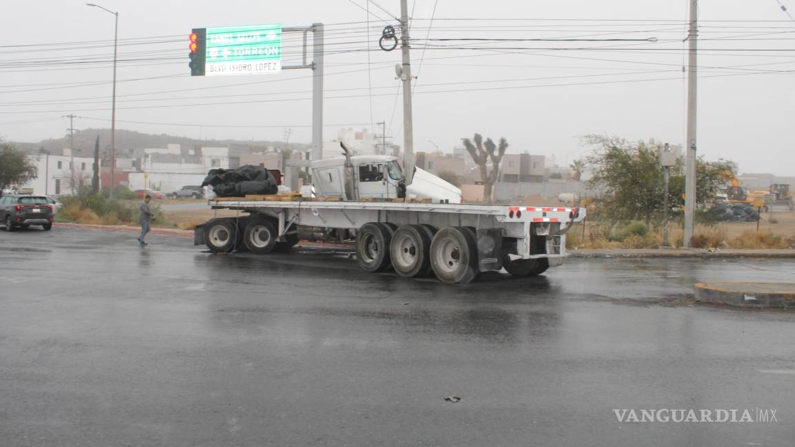 Trailero causa accidente y deja cuatro heridos en Saltillo; huye del lugar