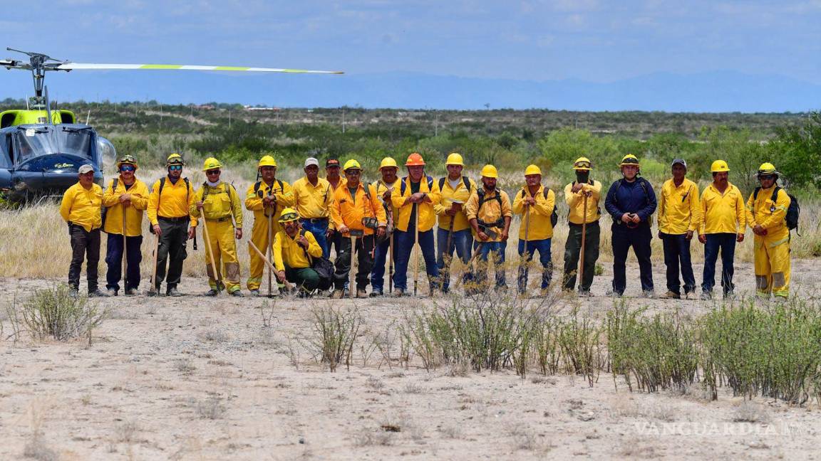 $!Brigadistas avanzan entre terreno agreste para combatir el fuego en el cerro La Gloria.