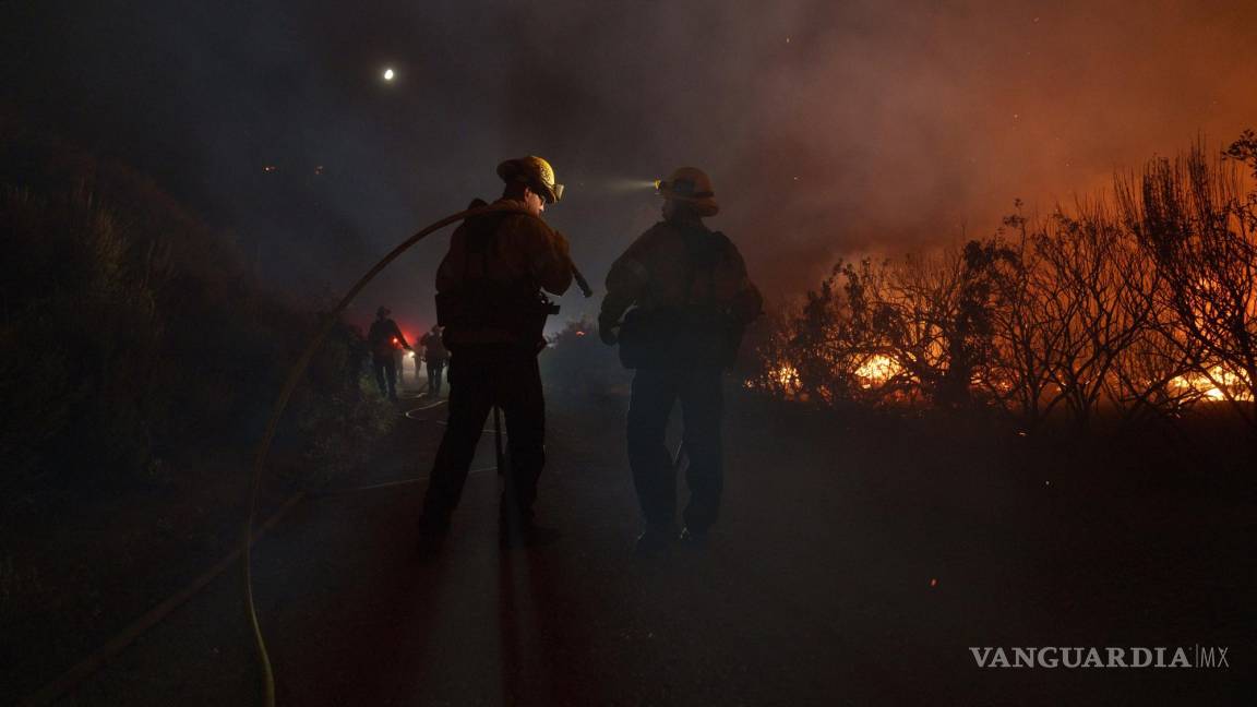 Azota incendio forestal al noroeste de Los Ángeles y evacuan a cerca de mil 200 personas