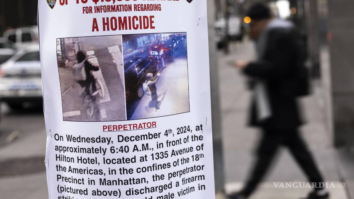 $!Un cartel de “Se busca” colocado por el departamento de policía dede Nueva York afuera del hotel Hilton, cerca de la escena donde Brian Thompson, fue asesinado.
