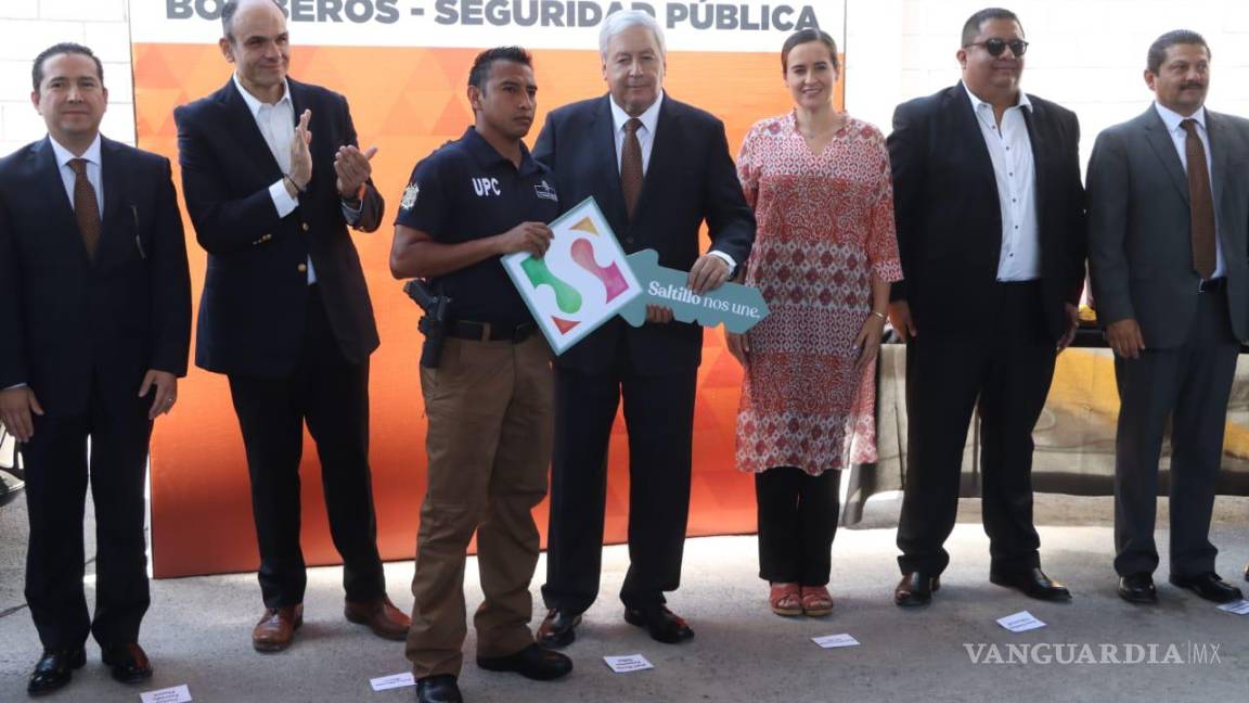 $!El alcalde José María Fraustro Siller destacó el compromiso con la seguridad y protección de los ciudadanos durante su discurso.