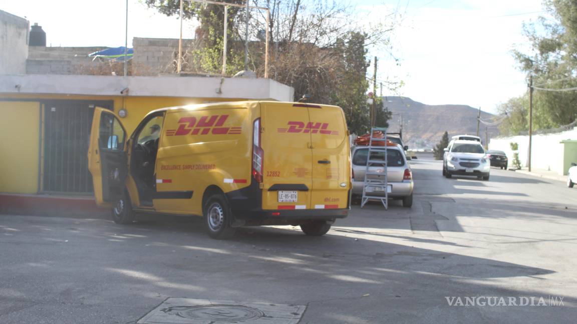 Vehículo de paquetería se pasa alto y provoca accidente en la colonia Bellavista, en Saltillo