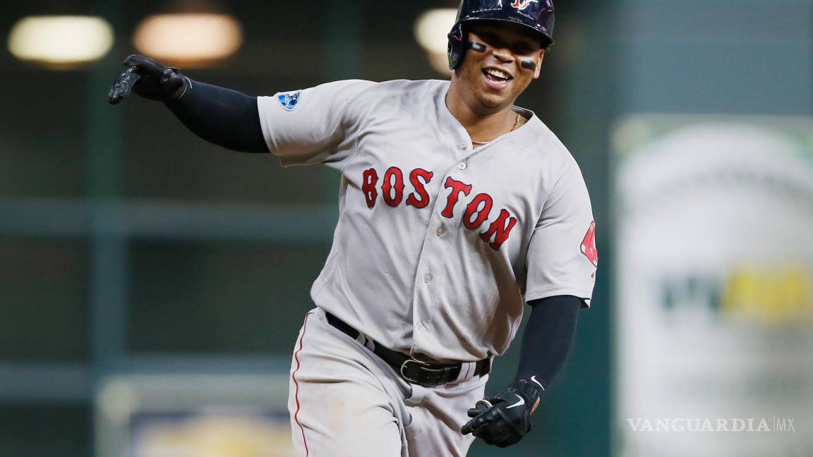 Rafael Devers se quedará en Boston por un año más