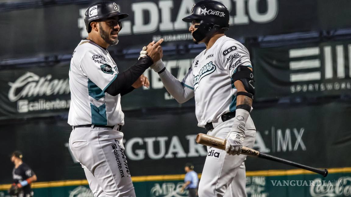 $!Saraperos de Saltillo venció 12-11 a Rieleros de Aguascalientes en un juego de volteretas que se extendió a entradas extra en el Estadio Francisco I. Madero.