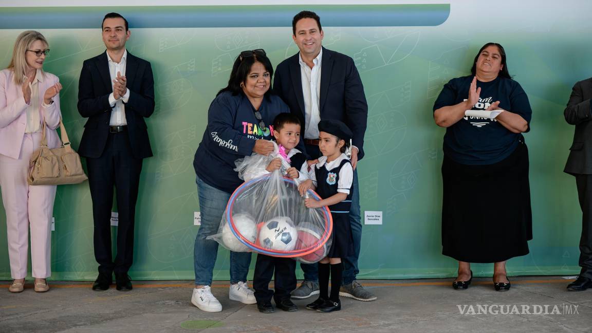 $!Encabeza Alcalde de Saltillo honores a la bandera en jardín de niños de San Nicolás de los Berros