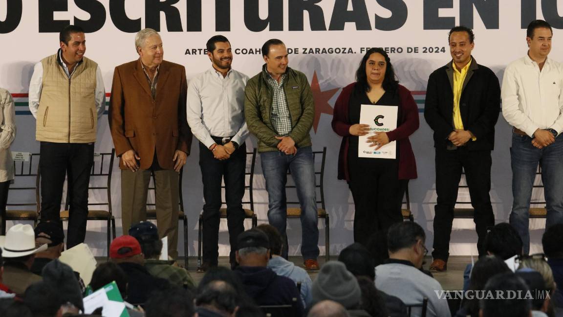$!El gobernador Manolo Jiménez Salinas, acompañado por alcaldes y legisladores, encabezaron la ceremonia de entrega de escrituras en Coahuila, reafirmando el compromiso del gobierno con la seguridad y estabilidad de sus ciudadanos.