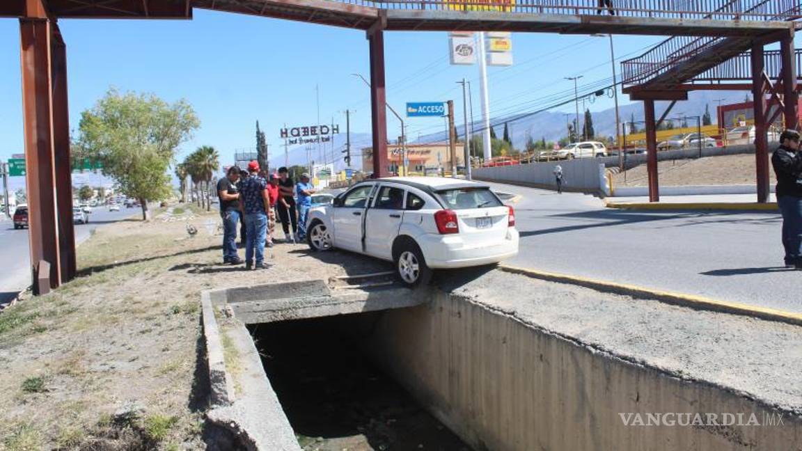 $!La camioneta Dodge Caliber quedó al borde de un barranco tras perder el control en la incorporación a Fundadores.