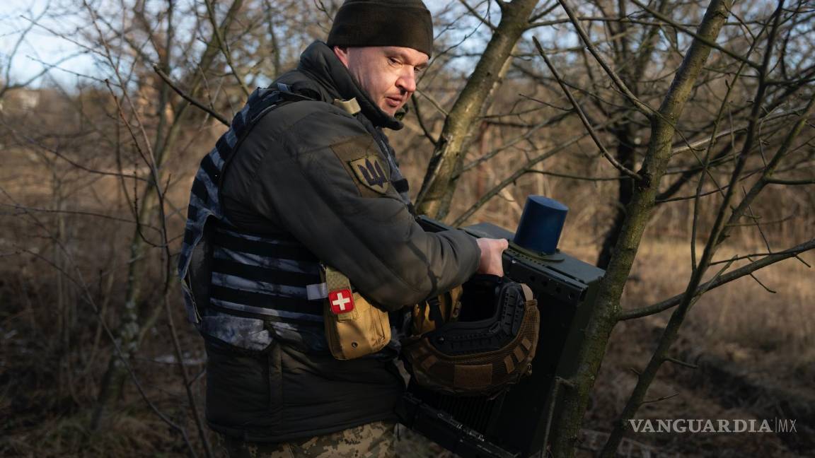 $!Un soldado ucraniano instala un sistema de guerra electrónica para sofocar los drones rusos en la línea del frente, cerca de Bakhmut, región de Donetsk, Ucrania
