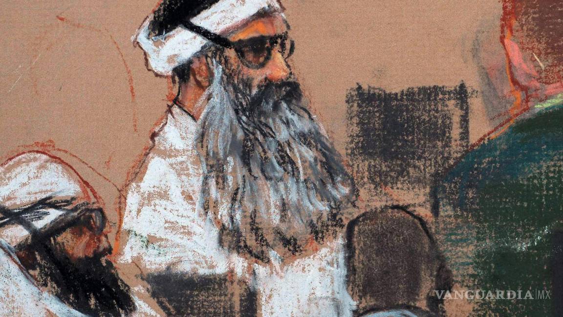 $!Dibujo de la sala del tribunal del lunes 8 de diciembre de 2008, muestra a Khalid Sheikh Mohammed, en una sesión previa al juicio en Guantánamo, Cuba.