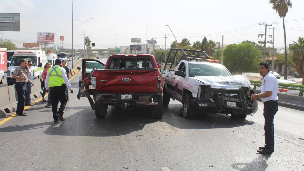 Choca patrulla de tránsito contra camioneta en el bulevar Venustiano Carranza, en Saltillo