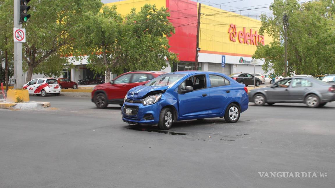 Se pasa rojo en V. Carranza y ocasiona choque múltiple en Saltillo