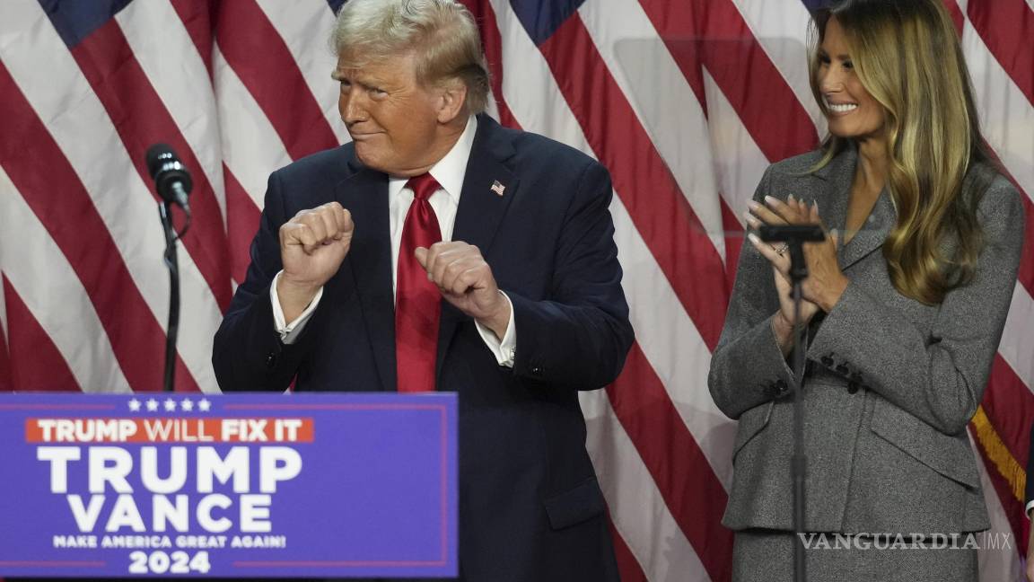 $!El candidato presidencial republicano Donald Trump, baila en el Centro de Convenciones del Condado de Palm Beach en la noche de las elecciones.