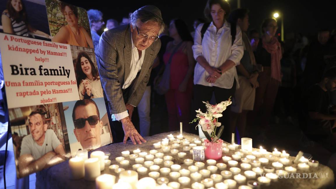 $!La gente enciende velas durante una vigilia por Israel organizada por la Comunidad Judía de Lisboa, Lisboa, Portugal