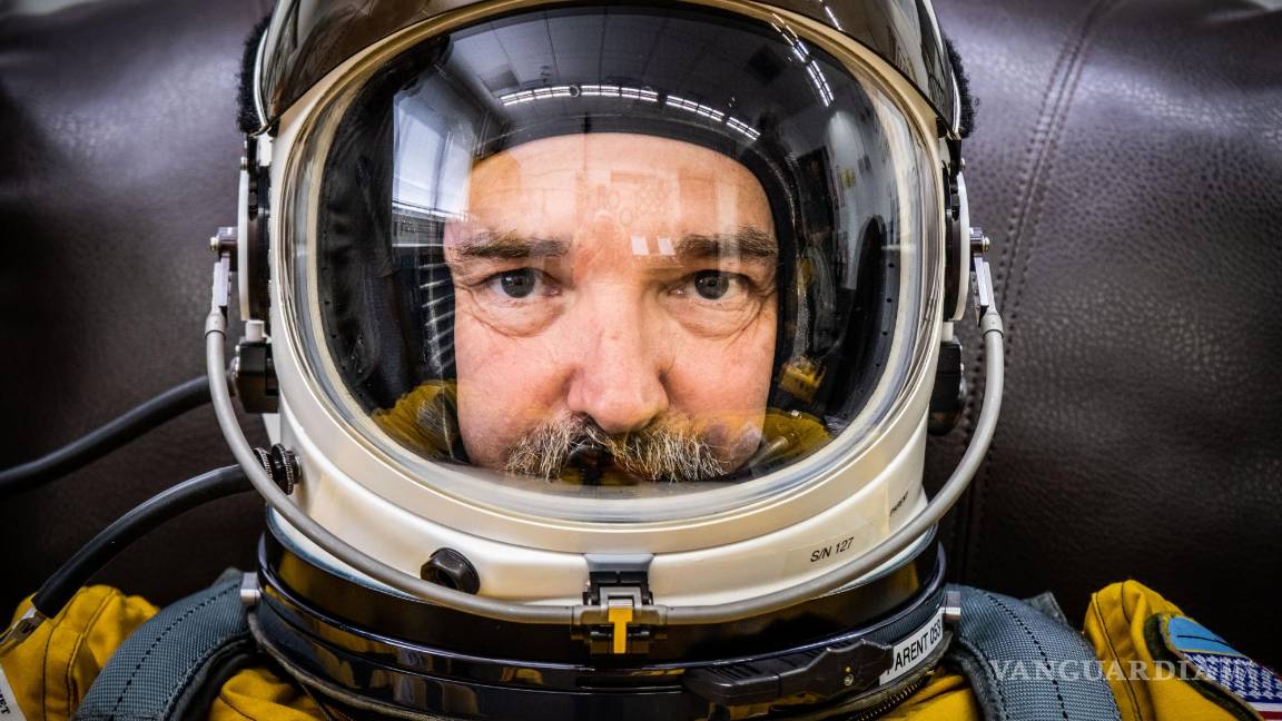 $!Tom Parent, un piloto, con un traje presurizado WB-57 en preparación para un vuelo de investigación en Ellington Field en Houston el 17 de agosto de 2021.