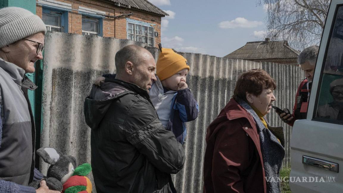 $!Una familia se prepara para abordar un vehículo durante un proceso de evacuación organizado por la Cruz Roja de Ucrania en Kutkivka.