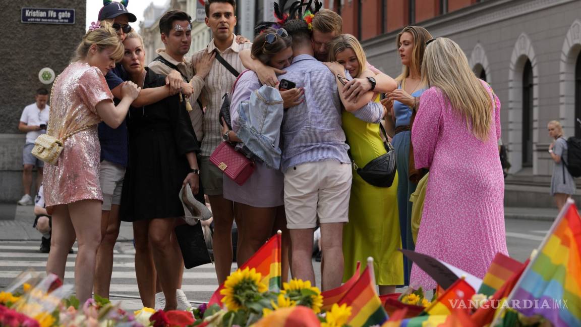 $!Personas se consuelan en la escena de un tiroteo en Oslo, Noruega. Un hombre asesinó a dos hombres y dejó a más de 20 heridos durante el festival LGBTQ Pride.