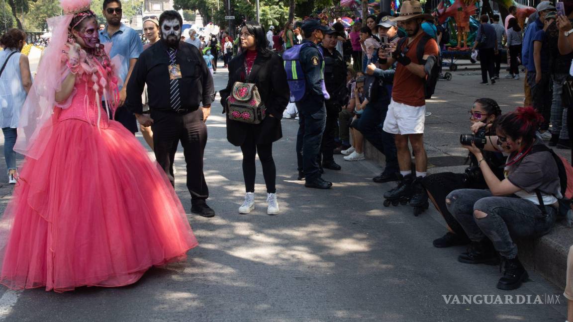 $!Decenas de personas se maquillaron de catrines y catrinas en avenida Reforma para participar en la tarde en la “Mega Procesión de Catrinas 2022”.