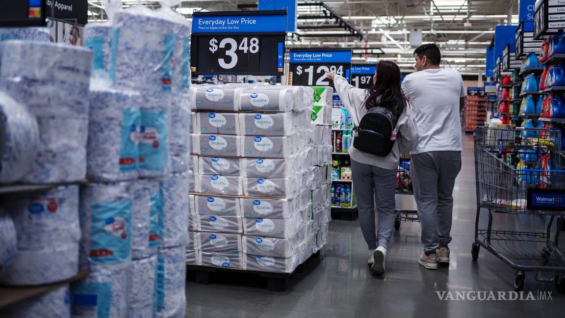 $!Una pareja pasa junto a servilletas y platos de papel en el Walmart Supercenter de Teterboro, Nueva Jersey. La estrategia de política económica del presidente, hasta el momento, está sacudiendo los mercados, las empresas y los consumidores.