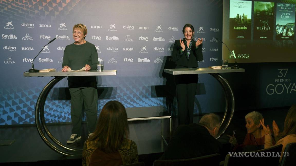$!Las actrices Blanca Portillo (i) y Nora Navas durante la lectura de las obras e intérpretes nominados para 28 categorías en los premios Goya 2023.