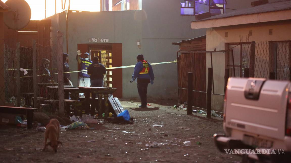 Al menos 20 estudiantes murieron por causa desconocida en un bar de Sudáfrica