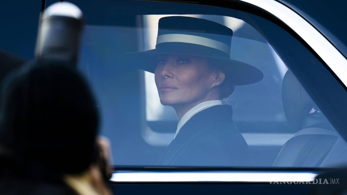 $!La primera dama Melania Trump se prepara para salir del Capitolio después de las ceremonias de inauguración en Washington el 20 de enero de 2025.