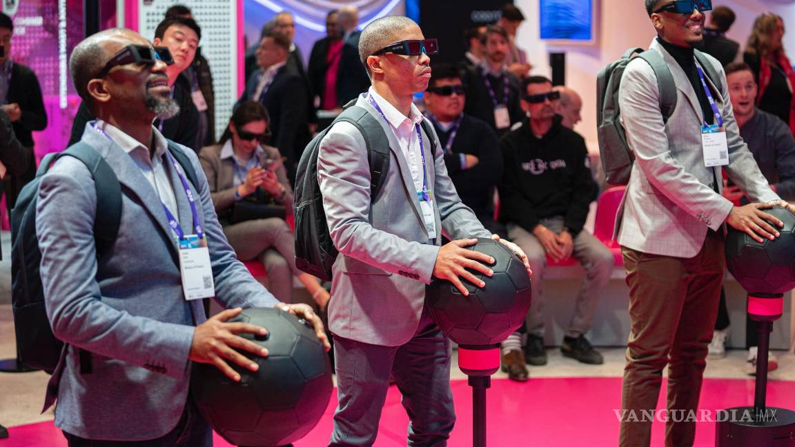 $!Los visitantes prueban Telekom Super Soccer durante el Mobile World Congress 2024 en Barcelona, España.