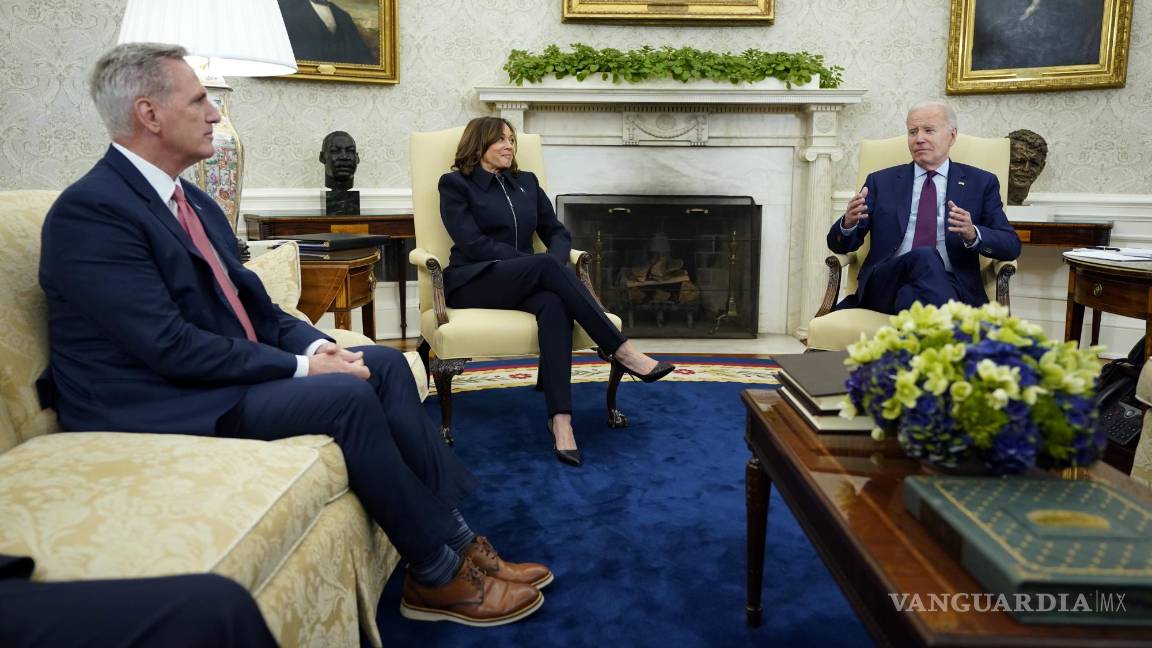 $!El presidente de la Cámara Kevin McCarthy, la vicepresidenta Kamala Harris y Joe Biden durante una reunión con líderes del Congreso en la Oficina Oval.