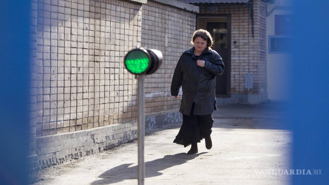 $!Oksana Sevastidi sale de la prisión de Lefortovo en Moscú, Rusia, el domingo 12 de marzo de 2017.