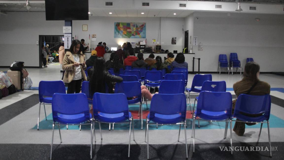 $!Mgrantes esperan su turno para registrarse y entrar al albergue Caridades Católicas en McAllen, Texas.
